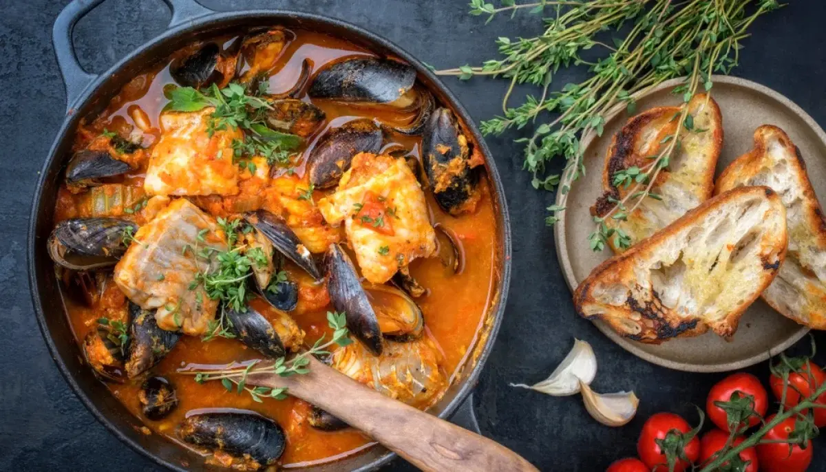 Bouillabaisse servie avec des croûtons à la rouille