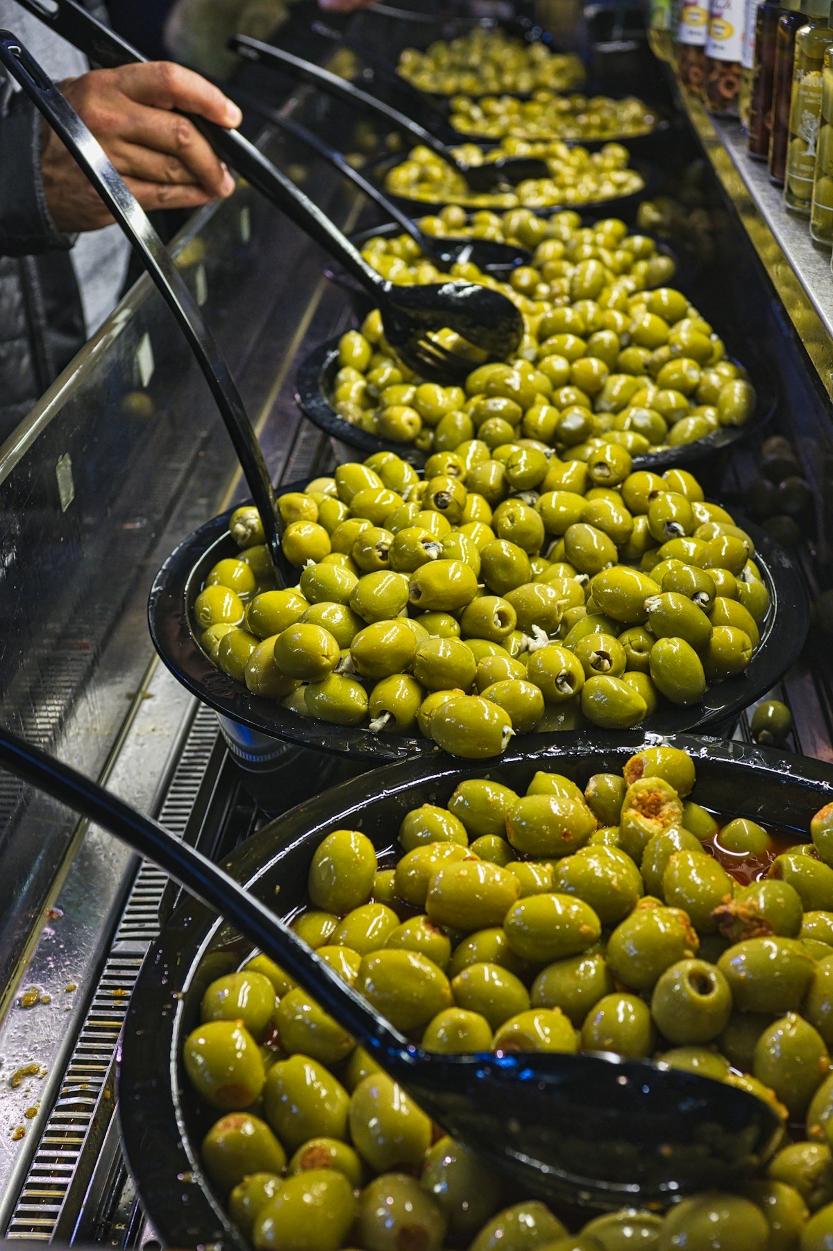 Bacs d'olives et de légumes au marché